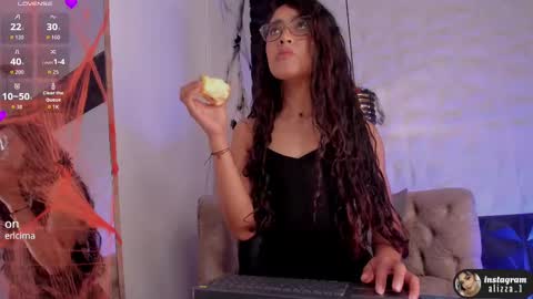 alizza_ online show from October 2025 11:40:01 AM