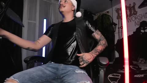 Snapshot of allanhurtss chatting on December 2024 11:55:01 PM online show from December 2024 11:55:01 PM