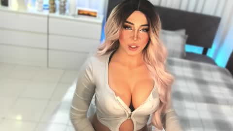 Miss Gia online show from November 2025 01:05:01 AM