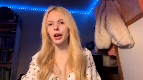 Lina online show from December 2025 05:42:02 PM