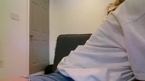 Snapshot of alliebearx chatting on December 2024 08:00:02 PM alliebearx online show from December 2024 08:00:02 PM
