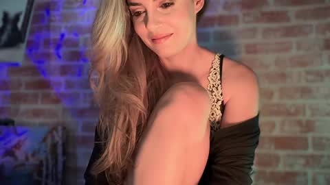 Snapshot of alliesynns chatting on December 2024 01:55:01 PM Allie online show from December 2024 01:55:01 PM
