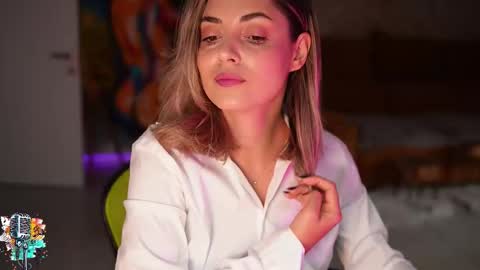 Snapshot of alliesynns chatting on October 2025 09:51:01 AM Allie online show from October 2025 09:51:01 AM