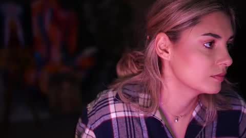 Snapshot of alliesynns chatting on November 2025 06:03:02 AM Allie online show from November 2025 06:03:02 AM