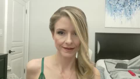 Snapshot of alluring_aurora_amor chatting on March 2025 02:49:02 AM Aurora online show from March 2025 02:49:02 AM