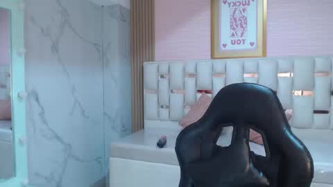 Allysa  online show from November 2025 08:30:01 PM