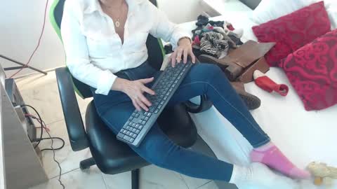 Snapshot of alma_fenix chatting on February 2025 03:14:01 PM ALMA FENIX online show from February 2025 03:14:01 PM