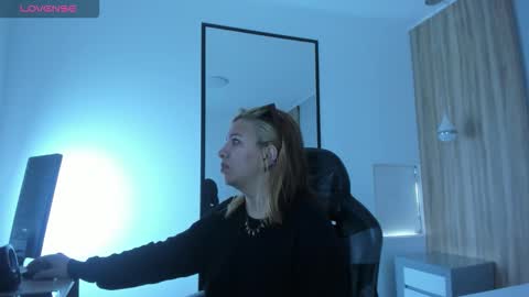 Snapshot of alma_fenix chatting on December 2025 12:14:01 PM ALMA FENIX online show from December 2025 12:14:01 PM