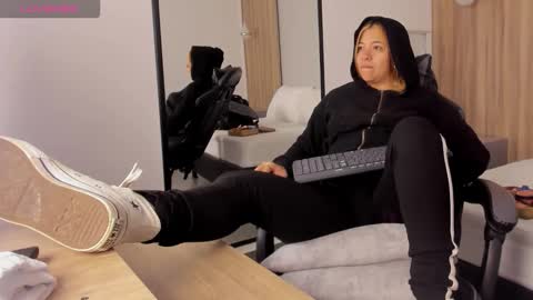 Snapshot of alma_fenix chatting on December 2025 01:09:02 PM ALMA FENIX online show from December 2025 01:09:02 PM