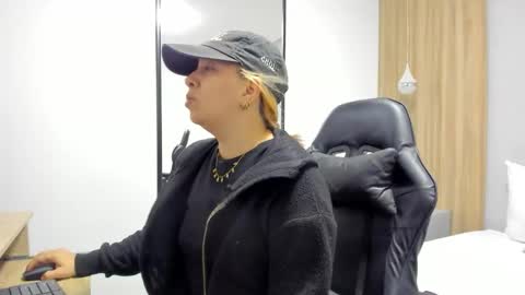 Snapshot of alma_fenix chatting on December 2025 12:23:02 PM ALMA FENIX online show from December 2025 12:23:02 PM