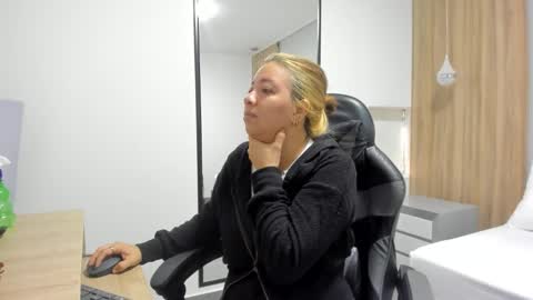 Snapshot of alma_fenix chatting on December 2025 12:23:02 PM ALMA FENIX online show from December 2025 12:23:02 PM