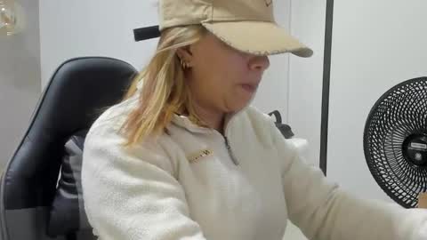 ALMA FENIX  online show from February 2026 12:26:01 PM