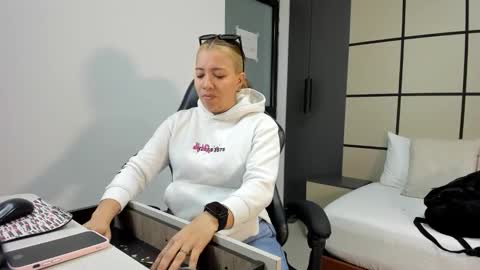 ALMA FENIX  online show from February 2026 12:22:02 PM