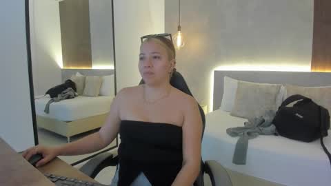 ALMA FENIX  online show from February 2026 12:31:01 PM