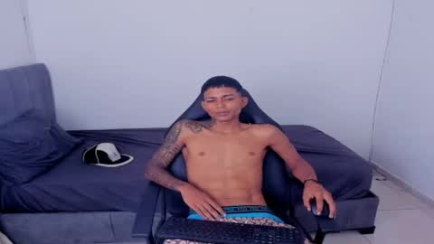 alphas_latins online show from April 2026 11:00:02 PM