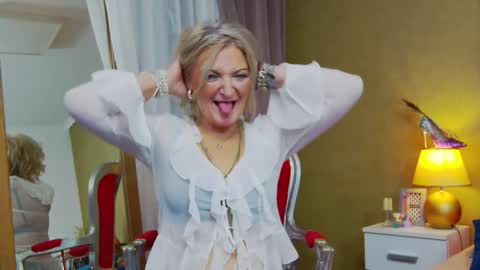 Alura Jenson online show from October 2025 08:41:02 PM