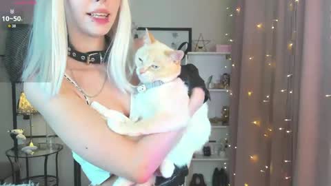 Snapshot of aluwe_meow chatting on May 2026 10:04:02 PM Aluwe online show from May 2026 10:04:02 PM