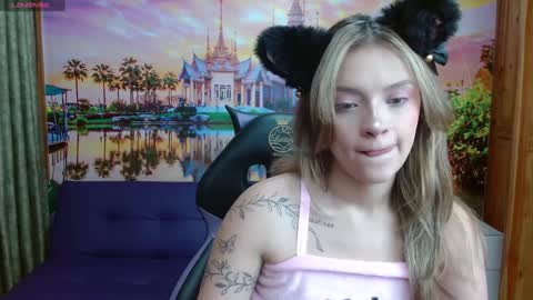 Snapshot of alyy_cute chatting on January 2025 02:15:01 PM Alyy online show from January 2025 02:15:01 PM