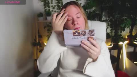 Snapshot of amanda_butlerr chatting on December 2025 08:42:02 AM Hi im Amanda online show from December 2025 08:42:02 AM