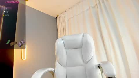 Snapshot of amara_lune chatting on April 2026 01:24:01 PM online show from April 2026 01:24:01 PM