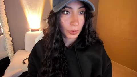 Snapshot of amber_curly chatting on March 2025 04:00:02 PM amber_curly online show from March 2025 04:00:02 PM