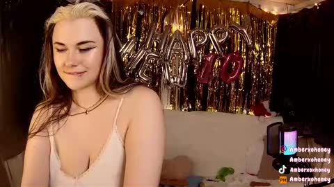 Snapshot of amberxoxhoney chatting on December 2024 01:45:01 AM Amber Honey online show from December 2024 01:45:01 AM
