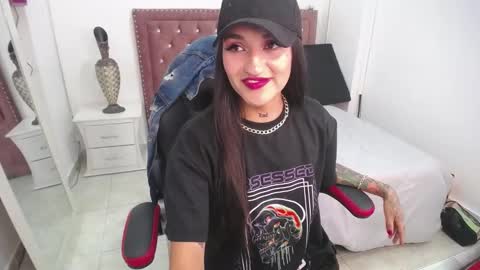 Snapshot of amelierouss chatting on January 2025 04:50:02 PM AMELIEROUS .. see you tomorrow kisses online show from January 2025 04:50:02 PM