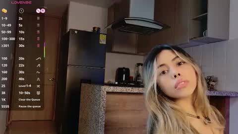 Victoria online show from November 2025 09:03:02 PM