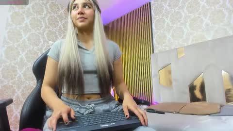 AMII TAY  online show from September 2025 07:35:01 PM