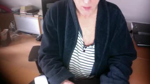 Snapshot of amor2200 chatting on February 2026 09:38:01 AM Amor2200 online show from February 2026 09:38:01 AM