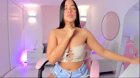 Snapshot of amy_medina_ chatting on January 2025 01:36:01 PM Emily online show from January 2025 01:36:01 PM