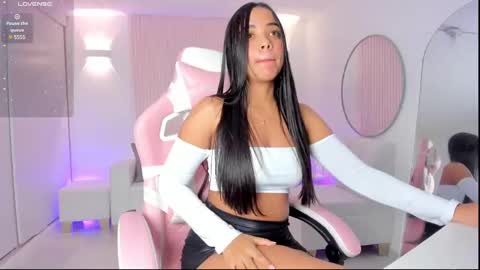 Snapshot of amy_medina_ chatting on February 2025 06:43:02 PM Emily online show from February 2025 06:43:02 PM