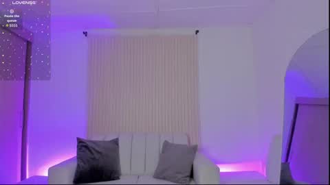 Snapshot of amy_medina_ chatting on November 2025 04:30:02 PM Emily online show from November 2025 04:30:02 PM