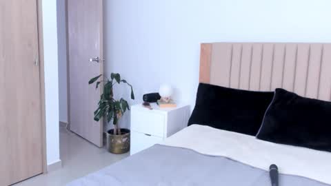 Snapshot of anahenao chatting on October 2025 08:02:02 PM Ana Henao or Annie... Follow me ahenaocb Insta X online show from October 2025 08:02:02 PM