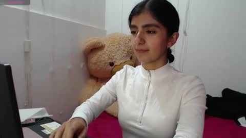 Anahi Browns online show from December 2025 08:57:01 PM