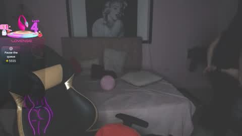 Andrea Ramos online show from November 2025 07:04:01 PM