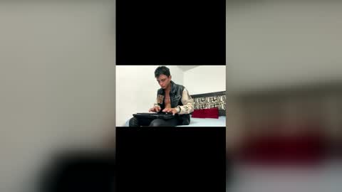 andrew online show from November 2025 04:04:01 AM