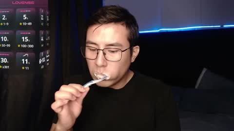 andrewmhilton_ online show from November 2025 05:20:01 AM