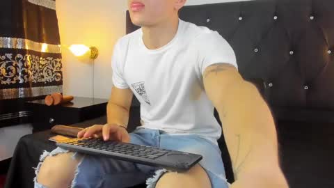 Snapshot of angel_cuervo chatting on February 2025 12:43:02 PM Angel Cuervo online show from February 2025 12:43:02 PM