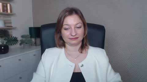 Angela online show from November 2025 06:45:01 AM