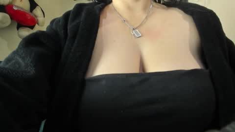 Snapshot of angela_suaza chatting on November 2025 01:40:02 AM Angela online show from November 2025 01:40:02 AM