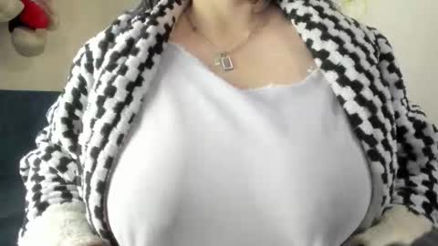 Snapshot of angela_suaza chatting on November 2025 02:10:02 AM Angela online show from November 2025 02:10:02 AM