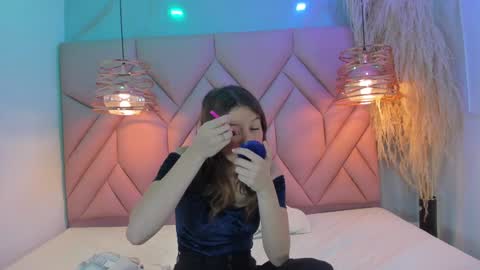 Snapshot of angelaa_cute chatting on December 2024 12:22:02 PM ANGELA online show from December 2024 12:22:02 PM