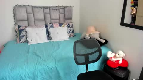 Snapshot of angie_blondie chatting on December 2024 06:20:01 PM angie online show from December 2024 06:20:01 PM