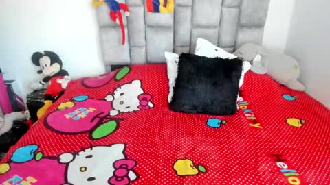 Snapshot of angie_blondie chatting on January 2025 10:48:01 PM angie online show from January 2025 10:48:01 PM