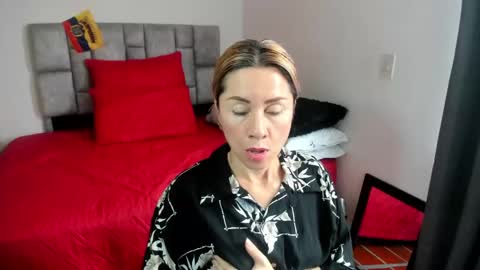 Snapshot of angie_blondie chatting on February 2025 03:38:01 PM angie online show from February 2025 03:38:01 PM