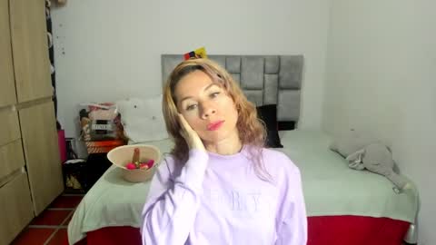 Snapshot of angie_blondie chatting on February 2025 11:49:02 AM angie online show from February 2025 11:49:02 AM