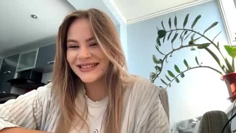 Snapshot of angilaklavon chatting on September 2025 07:44:02 AM Viola online show from September 2025 07:44:02 AM