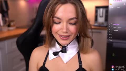 Im Anita thumb up me please its important online show from December 2025 07:09:01 PM