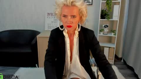 Snapshot of ann_curt chatting on May 2026 08:54:01 AM Luna Lady online show from May 2026 08:54:01 AM